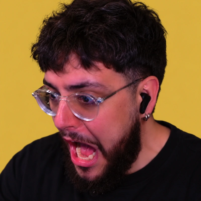 Rui2s con cara de susto sobre fondo mostaza